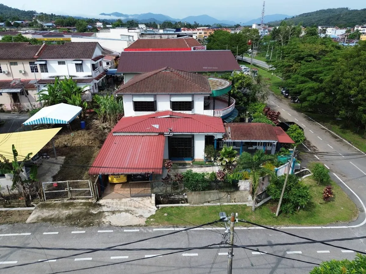 2-storey bungalow, corner lot, pool, Taman Mawar, Pengkalan Hulu – photo 1
