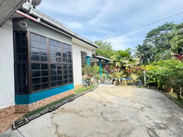 2-storey bungalow, corner lot, pool, Taman Mawar, Pengkalan Hulu – photo 2