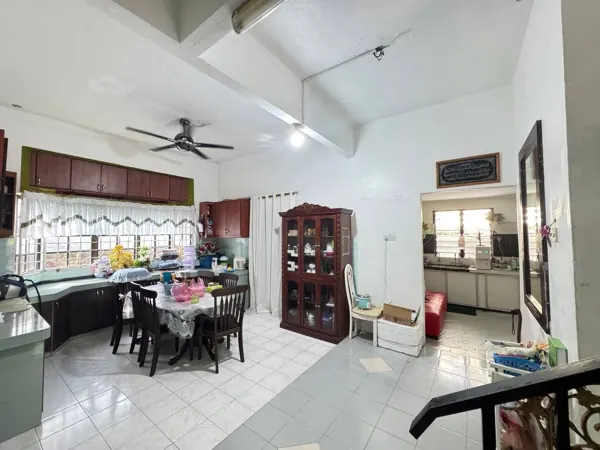 2-storey bungalow, corner lot, pool, Taman Mawar, Pengkalan Hulu – photo 6