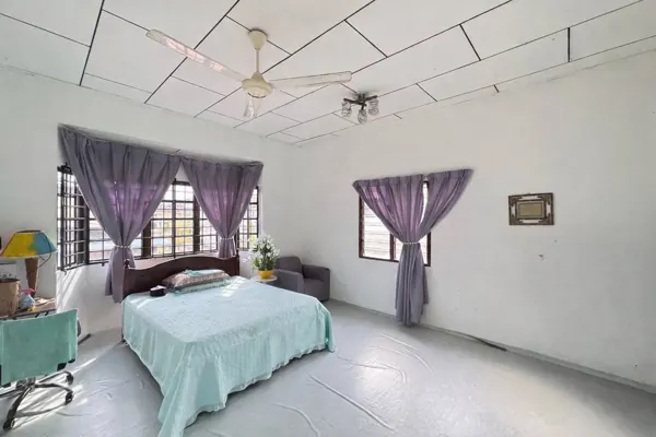 2-storey bungalow, corner lot, pool, Taman Mawar, Pengkalan Hulu – photo 7